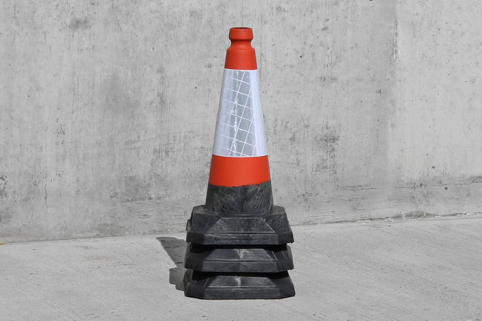 JSP RoadHog One Piece Traffic Cones 750mm - Image 3