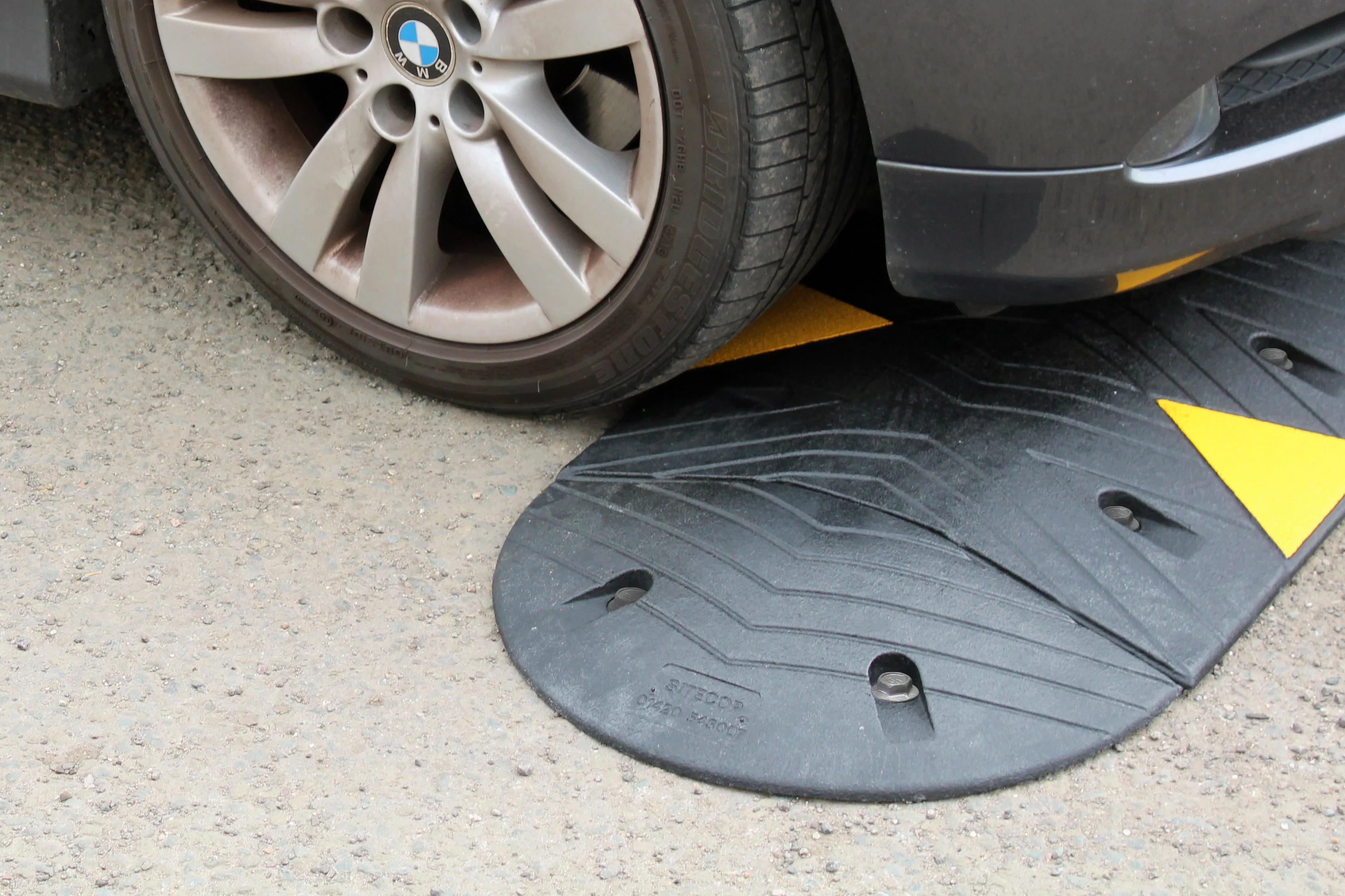 SiteCop Standard 70mm Rubber Speed Bump - Fixings Included - Image 3